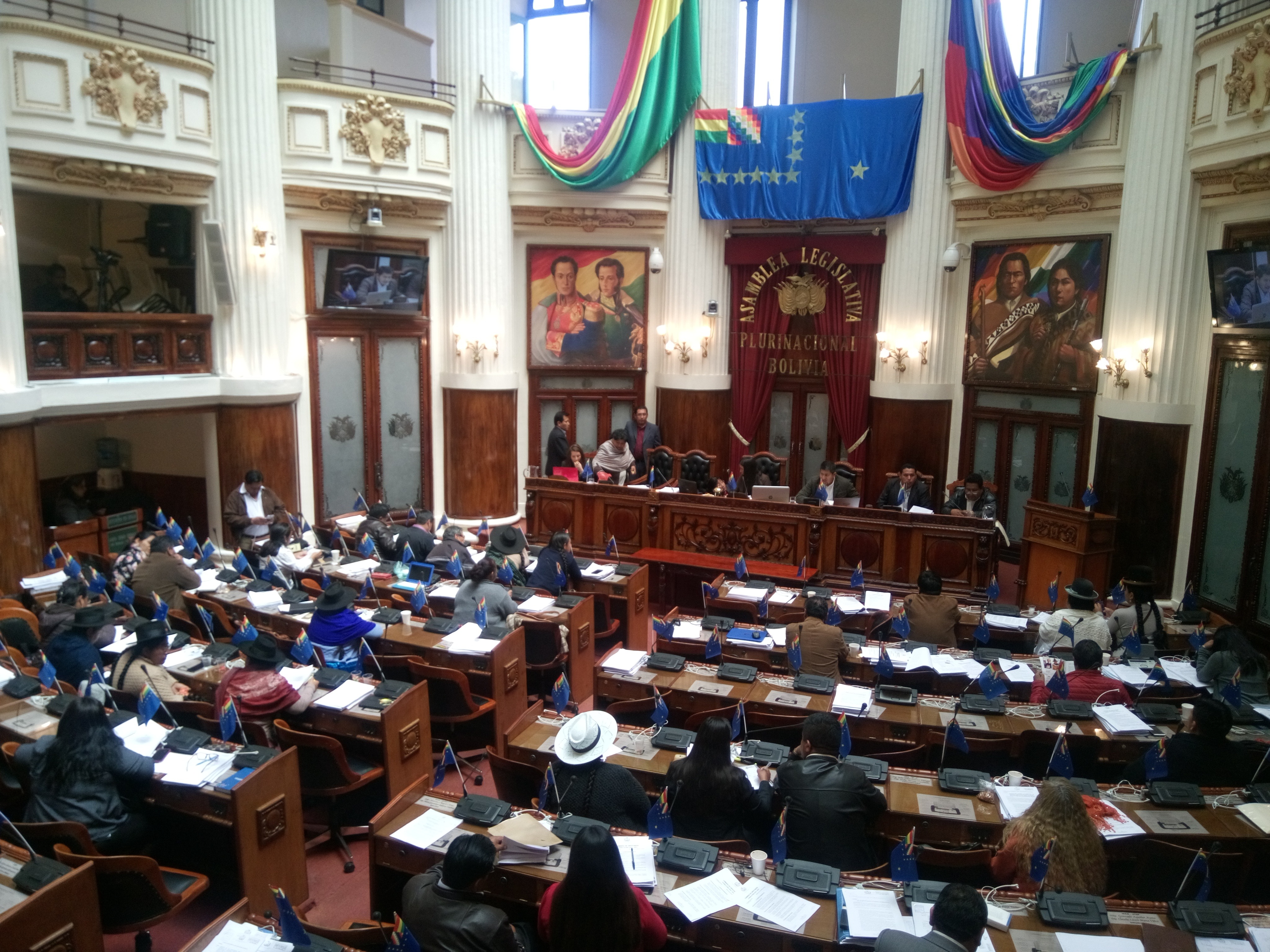 Asambleistas en sesión