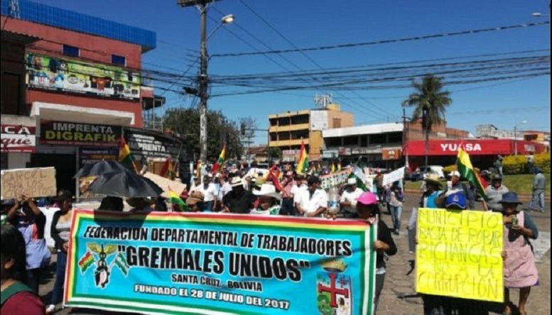 Gremiales marchan en favor del trabajo y denuncian "dictadura cívica" Hoy lunes habrá marcha de protesta de los gremiales contra el paro cívico de Santa Cruz - Infodiez