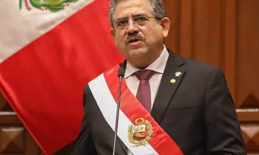 Renuncia presidente de Perú