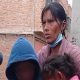 Boliviana se encadena en Puno
