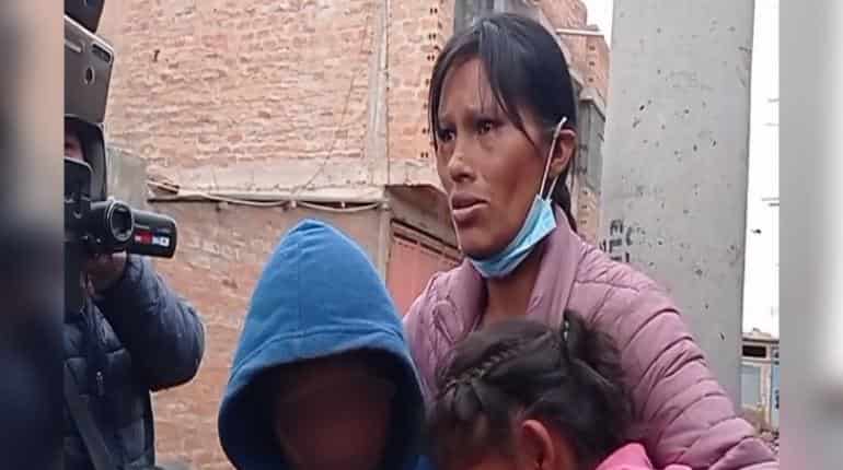 Boliviana se encadena en Puno