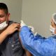 Médico boliviano recibe vacuna contra el Covid-19 en Argentina