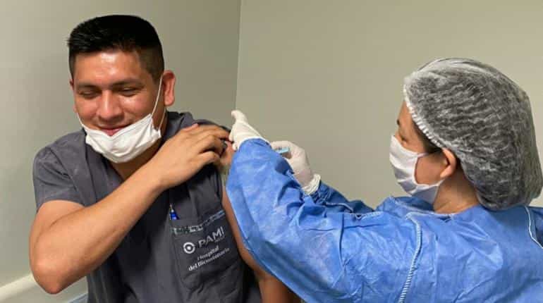 Médico boliviano recibe vacuna contra el Covid-19 en Argentina