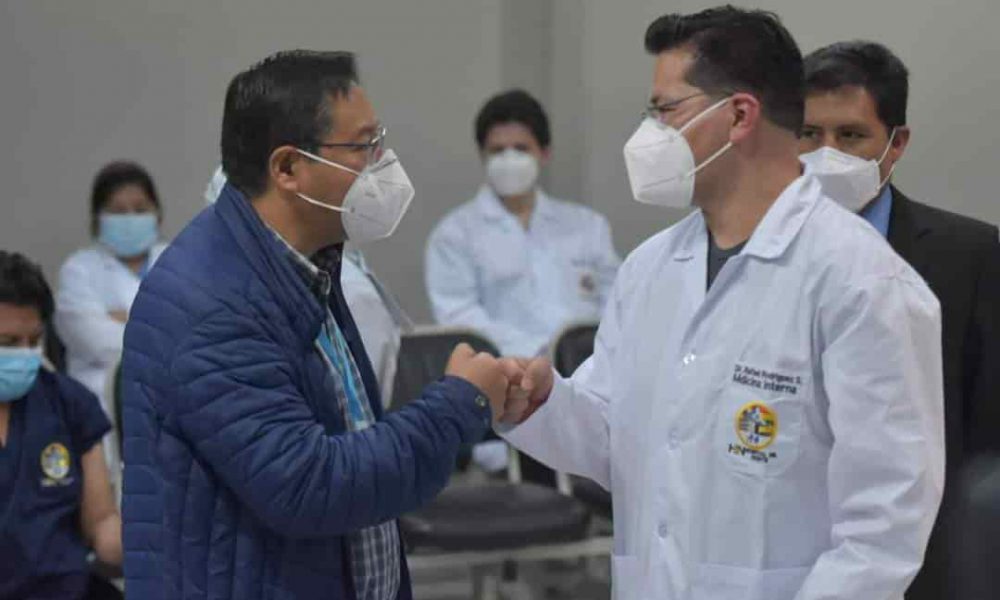 Primer médico vacunado en el Alto La Paz