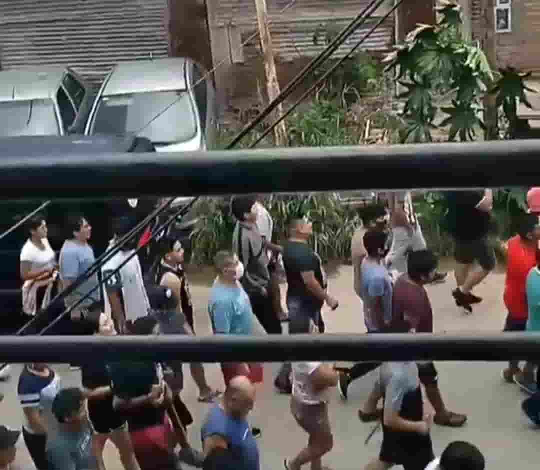 Ladrones desnudos en Villa Celina