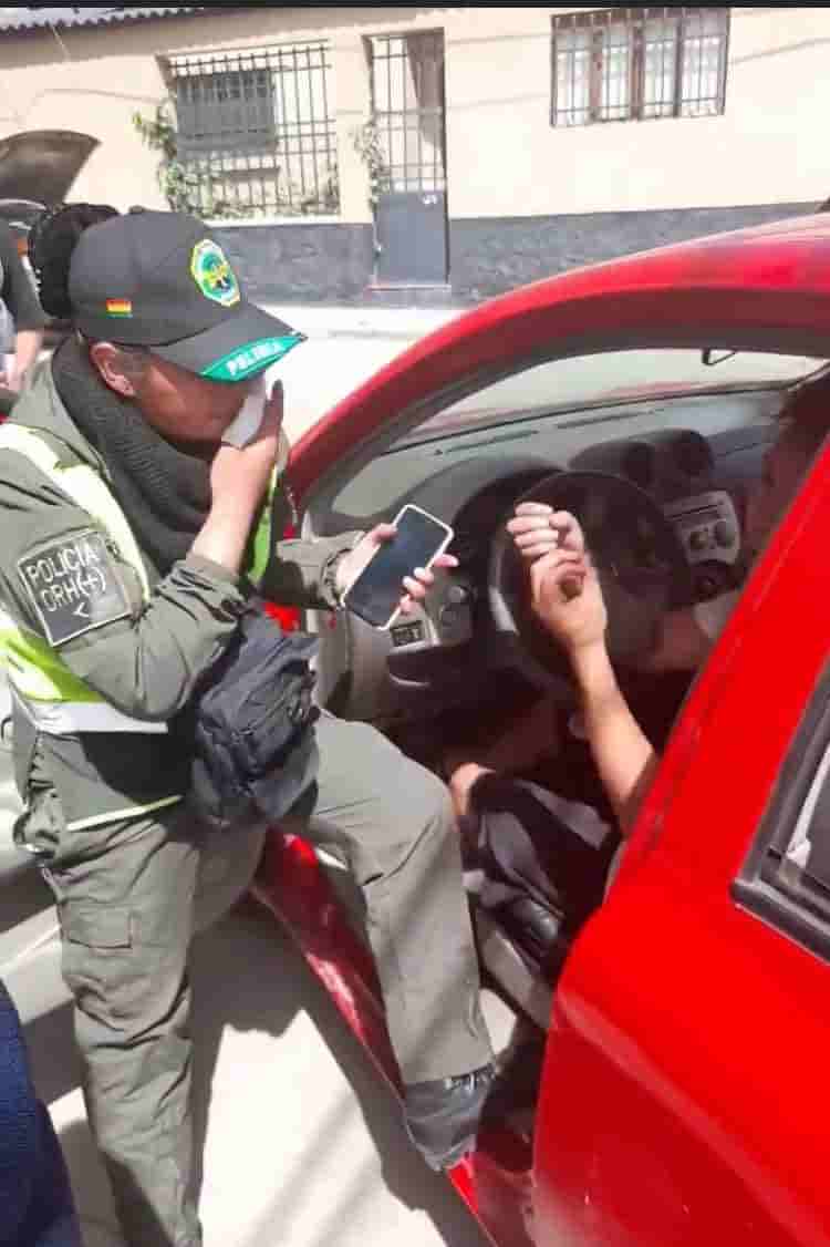 Mujer policía golepada en Potosí