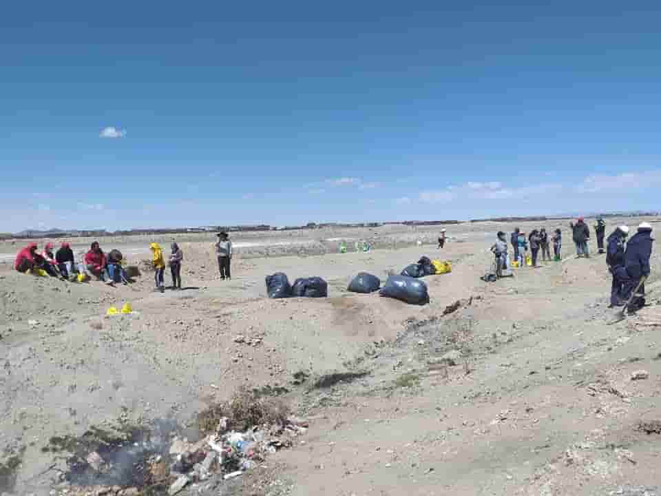 Limpieza Cementerio de trenes de Uyuni