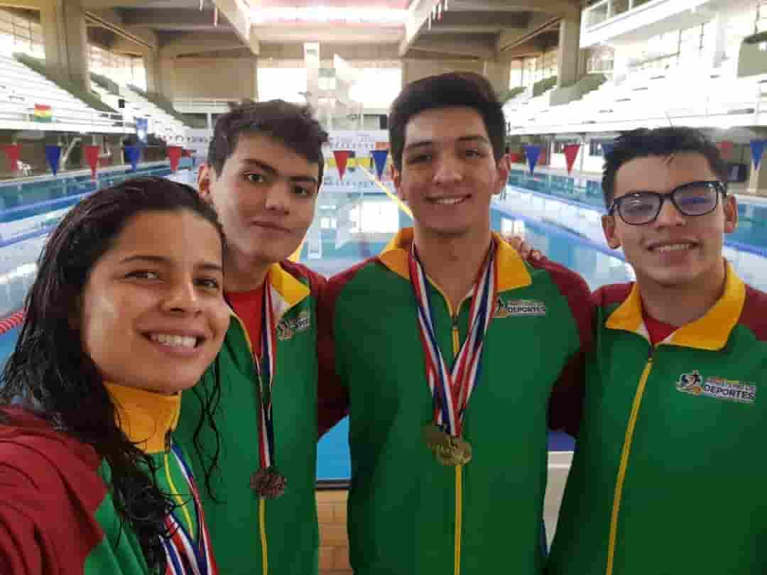 Nadadores bolivianos ganan medallas en Paraguay