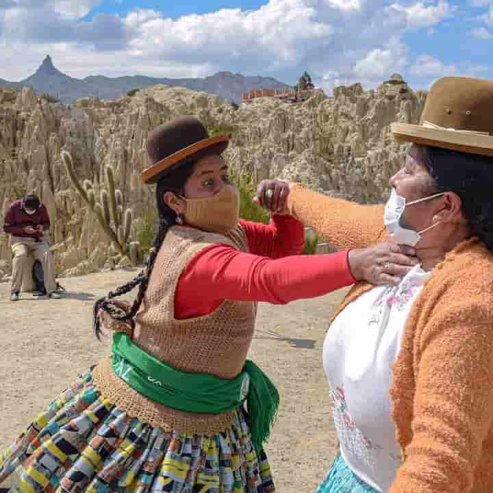 Mujeres entrenan artes marciales