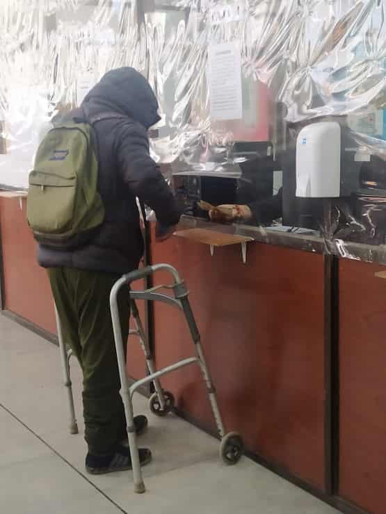 Discapacitado cobrando su bono