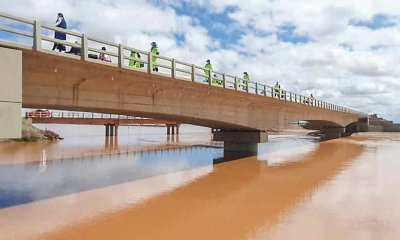 Entrega de puente en Oruro