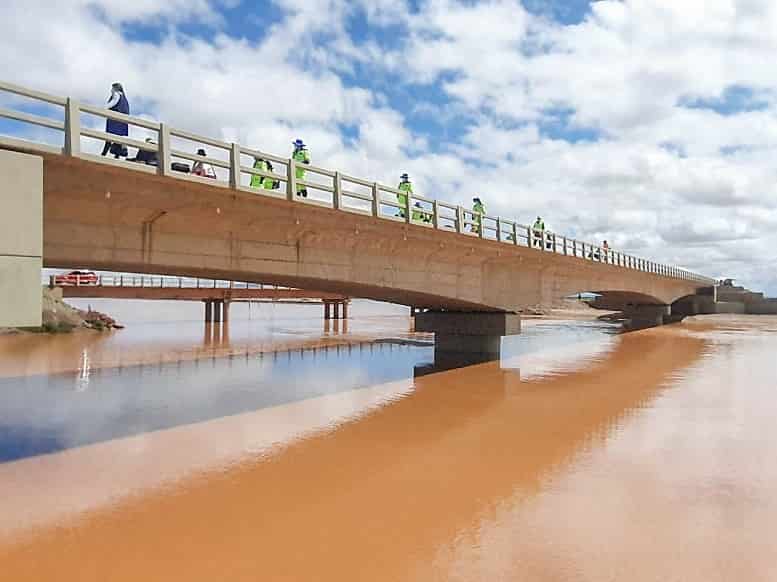 Entrega de puente en Oruro