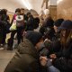 Ucranianos se refugian en el tren subterráneo
