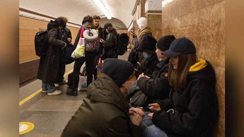 Ucranianos se refugian en el tren subterráneo