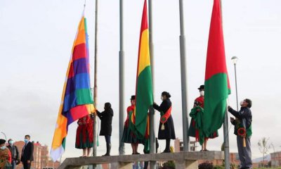 Iza de banderas en El Alto
