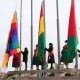Iza de banderas en El Alto