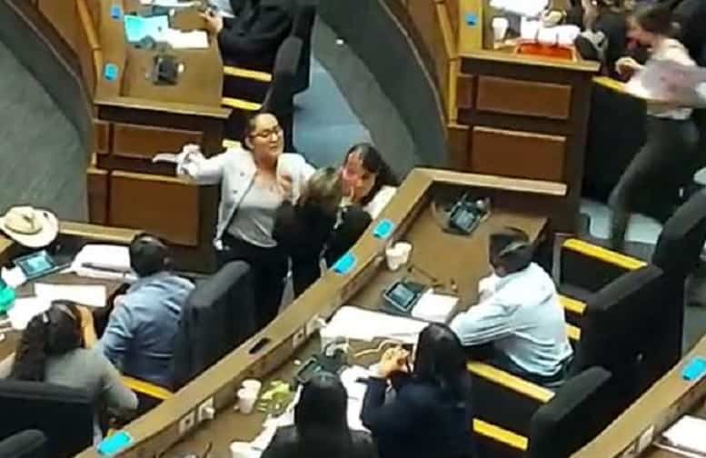 Pelea en el parlamento boliviano
