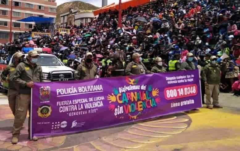 Policía boliviana en carnaval