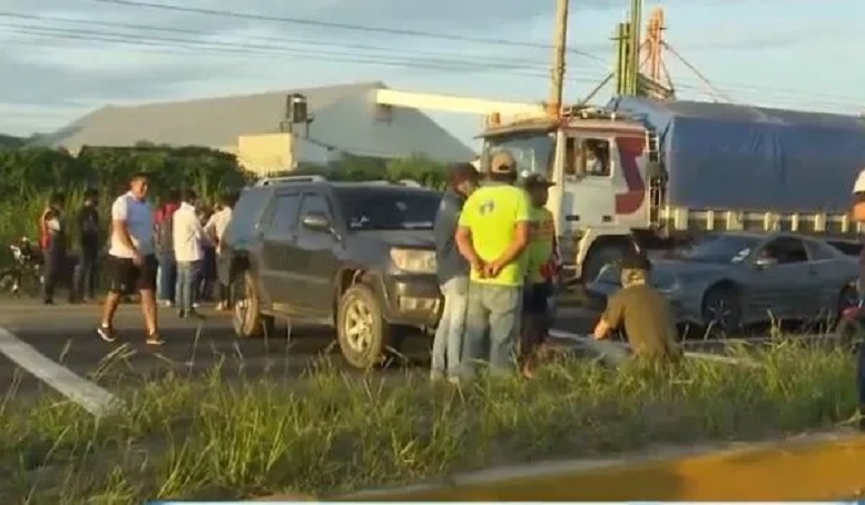 Bloqueo en carretera Santa Cruz