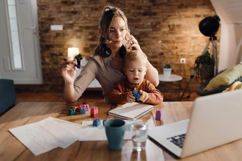 Madre optimizando su trabajo