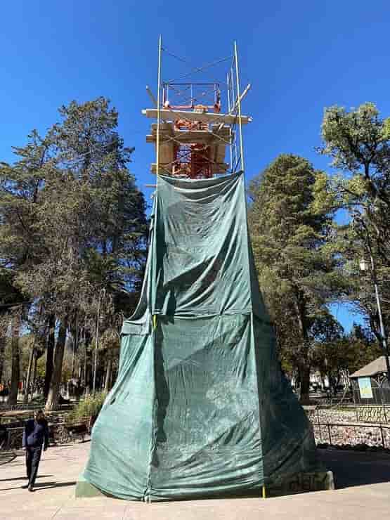 Torre Eiffel en reparación