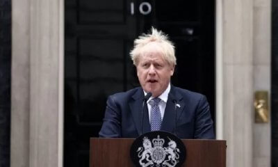 Boris Johnson anunciando su renuncia.