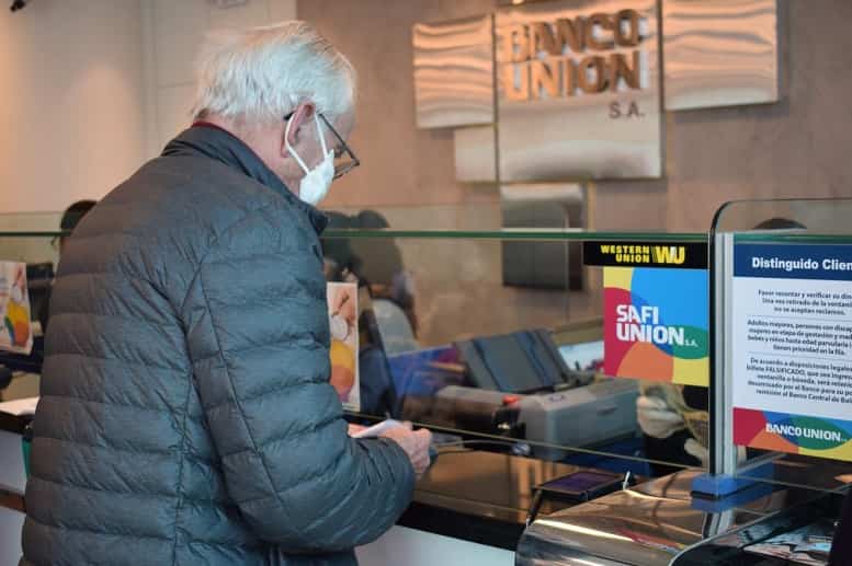 Banco Unión con los ancianos