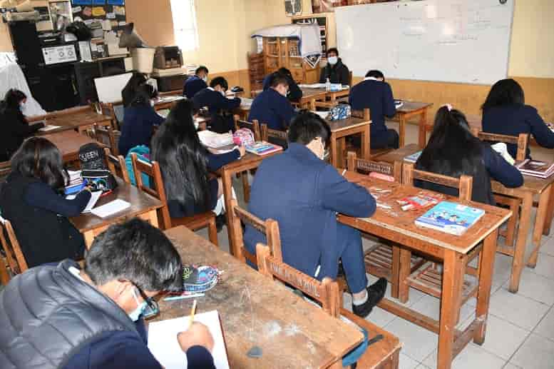 Estudiantes en clases presenciales