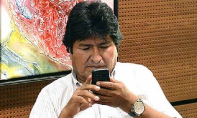 Evo Morales chateando