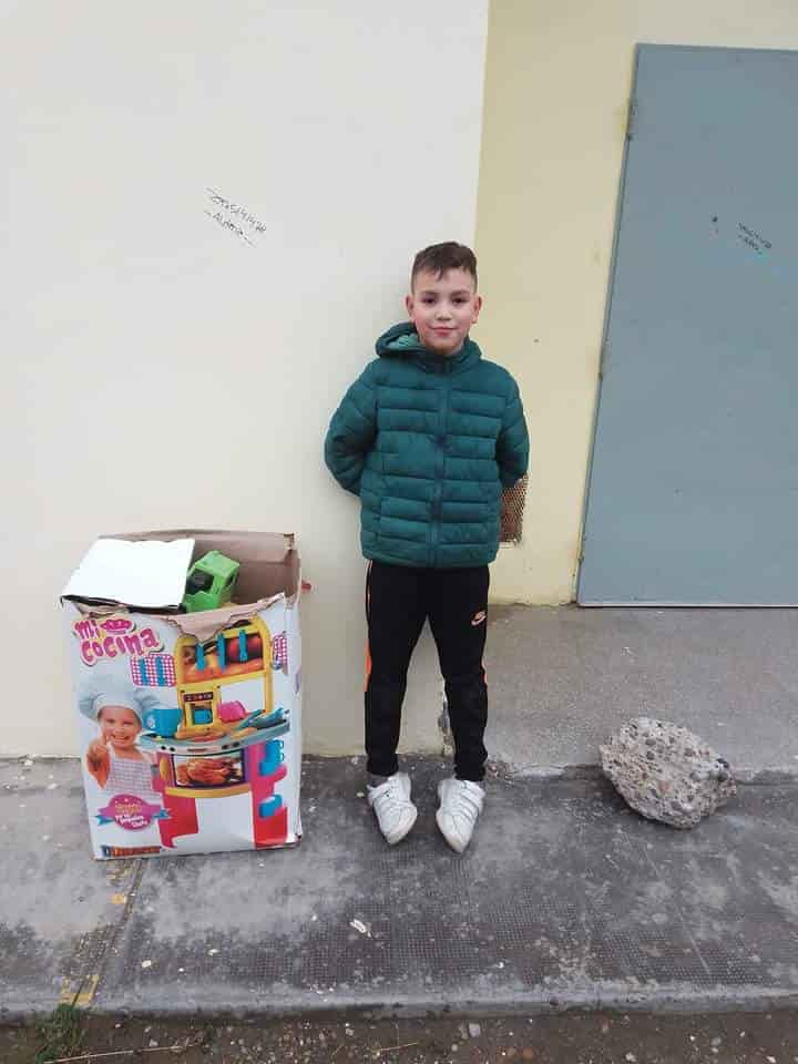 Niño regala sus juguetes en Caleta Olivia