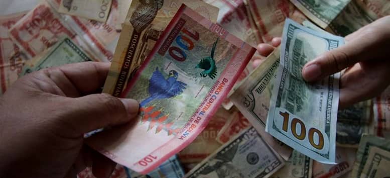 Billetes bolivianos y dólares