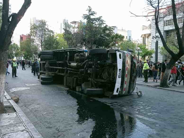 Grúa volcada en El Prado