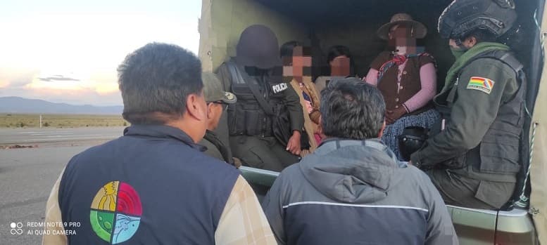 Mujeres detenidas en Caracollo