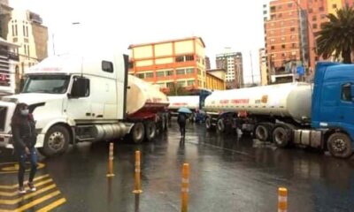 Cisternas bloqueando La Paz