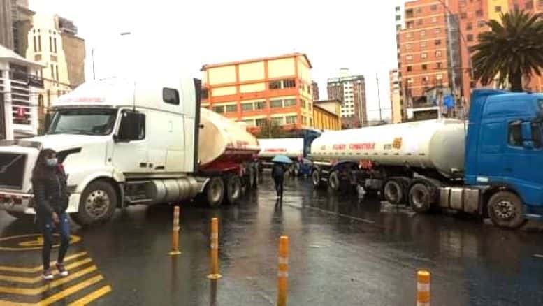 Cisternas bloqueando La Paz