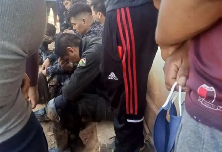 Periodistas y policías de rehenes