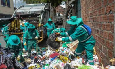 Trabajadores de La Paz Limpia protestan contra la Alcaldía