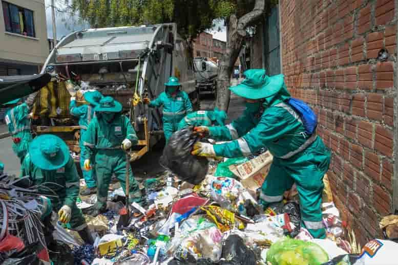 Trabajadores de La Paz Limpia protestan contra la Alcaldía