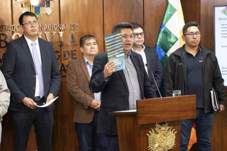 Empresarios y autoridades nacionales