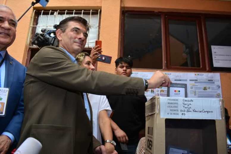 Rodrigo Paz emitiendo su voto